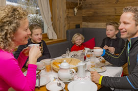 Gastfamilie beim Frühstücken im Landhaus Fritzenwallner